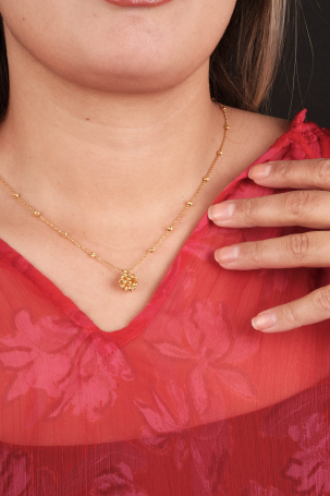 22 Ayar Altın Top Motifli Kolye – Geleneksel Zarafetin Modern Yorumu 7,20 GR Ürün Kodu: KLY3603 - 3