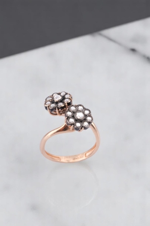 Favori'den Büyüleyici Parıltı: 14 Ayar Rose Altın Çifte Çiçek Işıltılı Taşlı Yüzük 4,12 GR Ürün Kodu: YZ05908 - 2