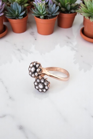 Favori'den Büyüleyici Parıltı: 14 Ayar Rose Altın Çifte Çiçek Işıltılı Taşlı Yüzük 4,12 GR Ürün Kodu: YZ05908 - 3