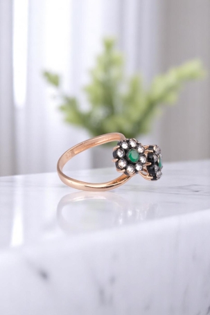 Favori'den Doğanın Zarafeti: 14 Ayar Rose Altın Yeşil Taşlı Çifte Çiçek Yüzük 4,15 GR Ürün Kodu: YZ05906 - 3