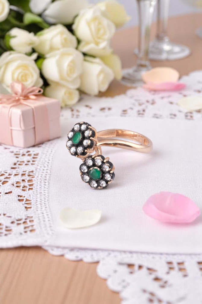 Favori'den Doğanın Zarafeti: 14 Ayar Rose Altın Yeşil Taşlı Çifte Çiçek Yüzük 4,15 GR Ürün Kodu: YZ05906 - 5