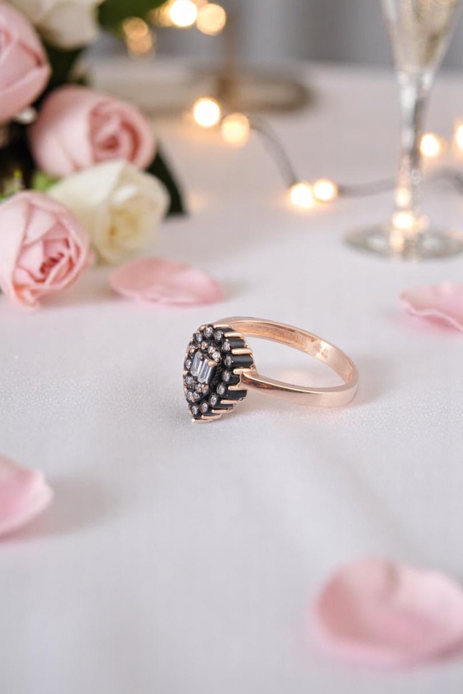 Favori'den Göz Alıcı Bir Zarafet: 14 Ayar Rose Altın Işıltılı Taşlı Tasarım Yüzük 2,62 GR Ürün Kodu: YZ05907 - 7